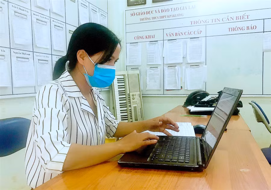 Mặc dù phải dạy tăng tiết do thiếu giáo viên nhưng cô Bleng-giáo viên Trường THCS và THPT Kpă Klơng (huyện Mang Yang) vẫn nỗ lực hoàn thành nhiệm vụ được giao. Ảnh: Hồng Thi
