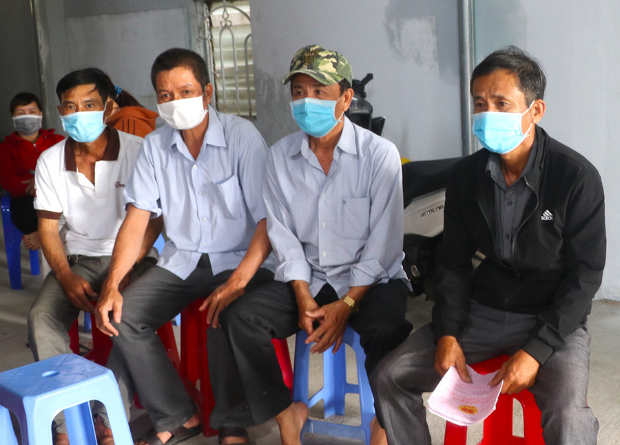  Các hộ chăn nuôi heo trên địa bàn thị xã An Khê và huyện Đak Pơ tập trung tại nhà ông Đỗ Đình Tuấn để cung cấp thông tin cho phóng viên. Ảnh: Ngọc Minh