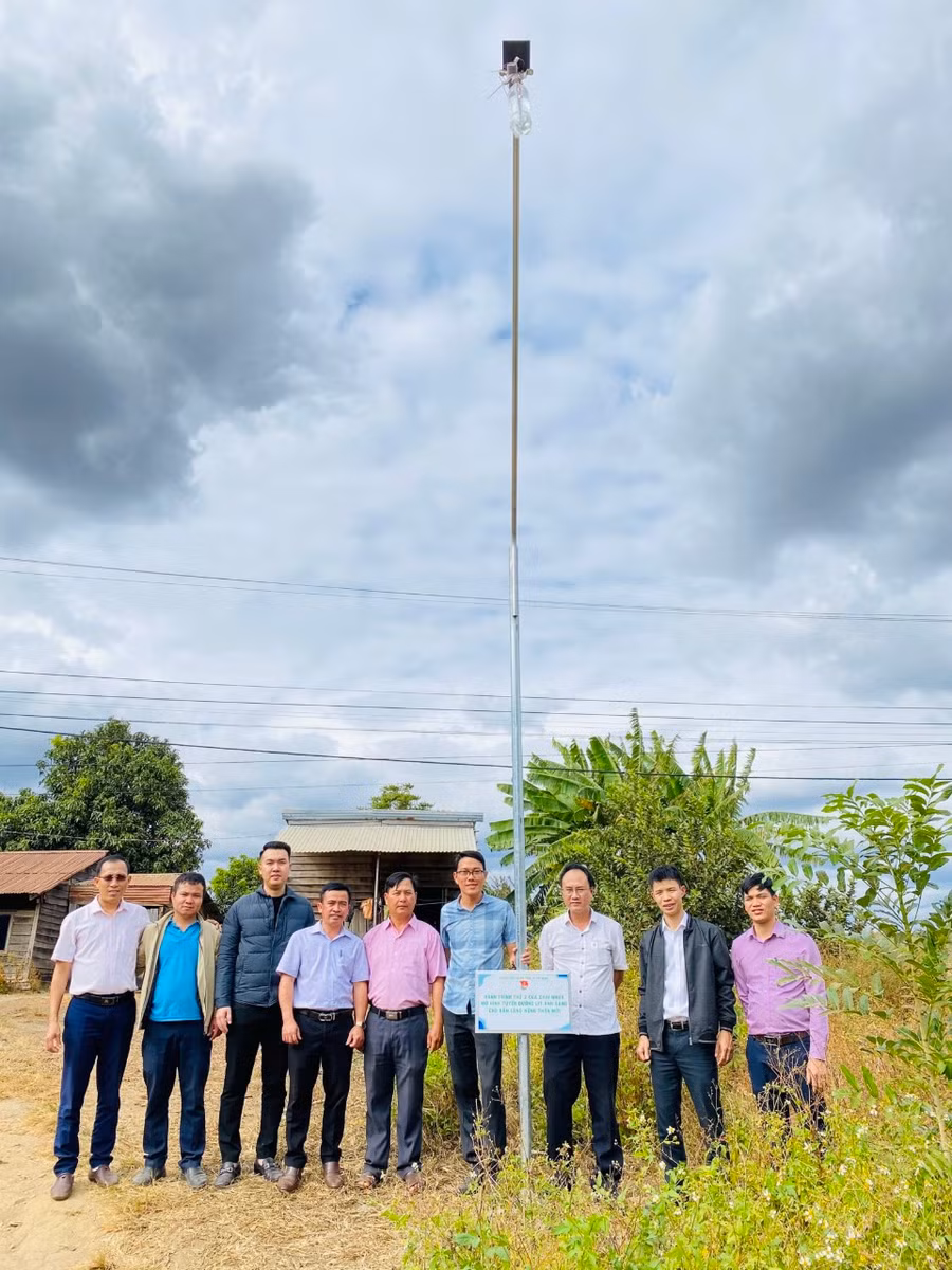 Anh Lê Thế Đô (bìa phải)-Bí thư Huyện Đoàn, Chủ tịch Hội LHTN Việt Nam huyện Chư Prông tham gia đoàn công tác bàn giao “Tuyến đường thanh niên” cho làng Khôi (xã Ia Ga, huyện Chư Prông). Ảnh: Thủy Bình