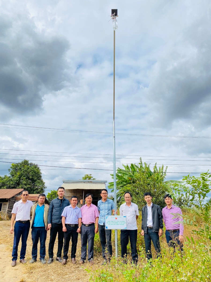 Anh Lê Thế Đô (bìa phải)-Bí thư Huyện Đoàn, Chủ tịch Hội LHTN Việt Nam huyện Chư Prông tham gia đoàn công tác bàn giao “Tuyến đường thanh niên” cho làng Khôi (xã Ia Ga, huyện Chư Prông). Ảnh: Thủy Bình