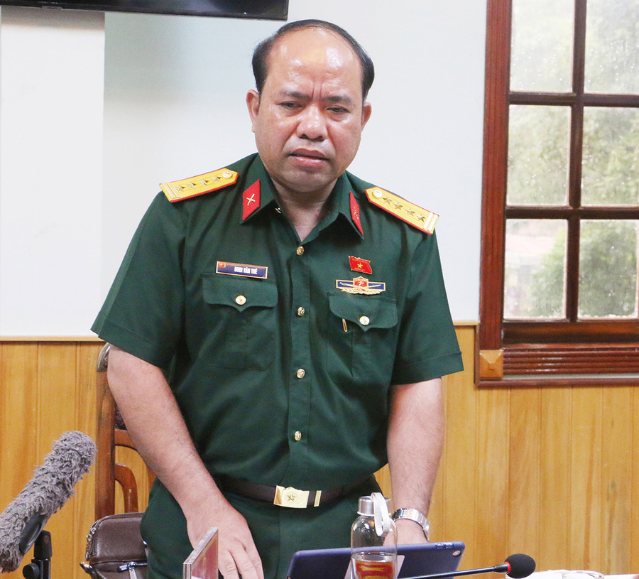 Đại biểu Đinh Văn Thê-Đại tá, Phó Chỉ huy trưởng Bộ Chỉ huy Quân sự tỉnh góp ý vào dự án Luật Cảnh sát cơ động. Ảnh: Quang Tấn