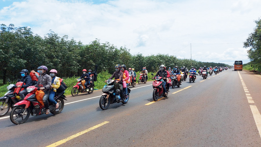 Đến thời điểm này, lực lượng chức năng đã hộ tống 3 đoàn công dân đi qua địa bàn tỉnh. Ảnh: Tấn Tú Đến thời điểm này, lực lượng chức năng đã hộ tống 3 đoàn công dân đi qua địa bàn tỉnh. Ảnh: Tấn Tú