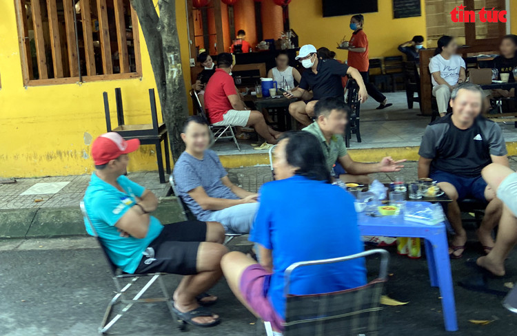 Vào ngày cuối tuần, các quán cà phê ở phường Tân Thành (quận Tân Phú, TP Hồ Chí Minh) chật kín khách từ trong ra ngoài, nói chuyện vô tư và không đeo khẩu trang dù chính quyền TP Hồ Chí Minh vẫn chưa cho phép hàng quán phục vụ tại chỗ. Ảnh: Mạnh Linh/Báo Tin tức Vào ngày cuối tuần, các quán cà phê ở phường Tân Thành (quận Tân Phú, TP Hồ Chí Minh) chật kín khách từ trong ra ngoài, nói chuyện vô tư và không đeo khẩu trang dù chính quyền TP Hồ Chí Minh vẫn chưa cho phép hàng quán phục vụ tại chỗ. Ảnh: Mạnh Linh/Báo Tin tức