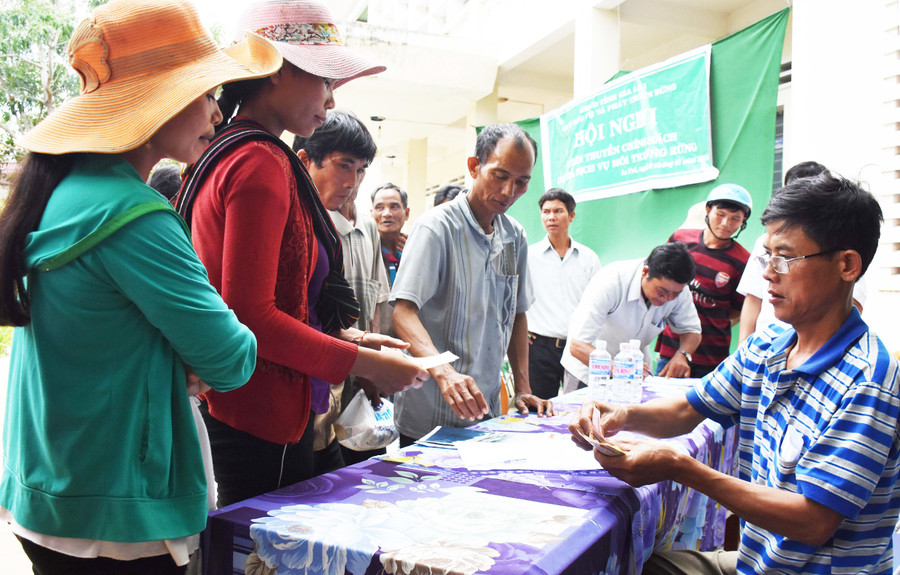  Chi trả tiền dịch vụ môi trường rừng cho các hộ dân tham gia nhận khoán quản lý, bảo vệ rừng (ảnh chụp trước tháng 4-2021). Ảnh: Minh Nguyễn