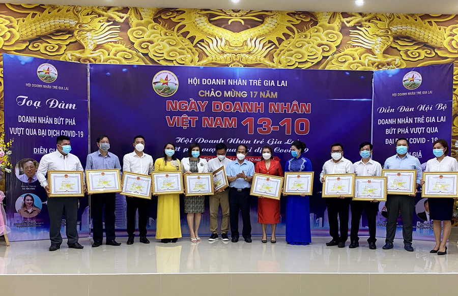 Chủ tịch UBND tỉnh tặng bằng khen cho các cá nhân đạt thành tích xuất sắc trong công tác sản xuất kinh doanh và an sinh xã hội. Ảnh: Hà Đức Thành