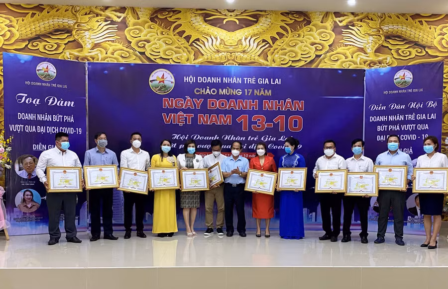 Chủ tịch UBND tỉnh tặng bằng khen cho các cá nhân đạt thành tích xuất sắc trong công tác sản xuất kinh doanh và an sinh xã hội. Ảnh: Hà Đức Thành