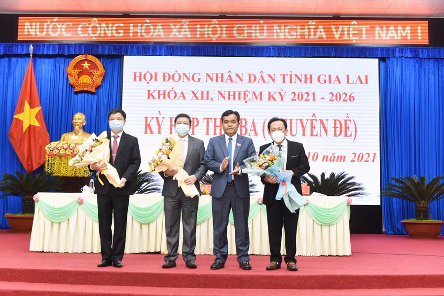 Bí thư Tỉnh ủy Hồ Văn Niên tặng hoa chúc mừng 3 tân Ủy viên UBND tỉnh khóa XII (nhiệm kỳ 2021-2026). Ảnh: Đức Thụy