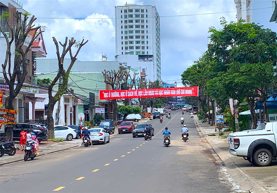Băng rôn tuyên truyền hưởng ứng học tập suốt đời năm 2021 trên đường Hoàng Văn Thụ (TP. Pleiku). Ảnh: Mộc Trà