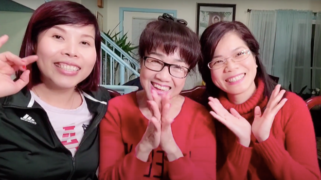 Nghệ sĩ Phương Hồng Thủy hiện có cuộc sống hạnh phúc cùng hai cô con gái Hồng Vân (phải) và Bảo Châu tại Mỹ. Ảnh: Chụp màn hình