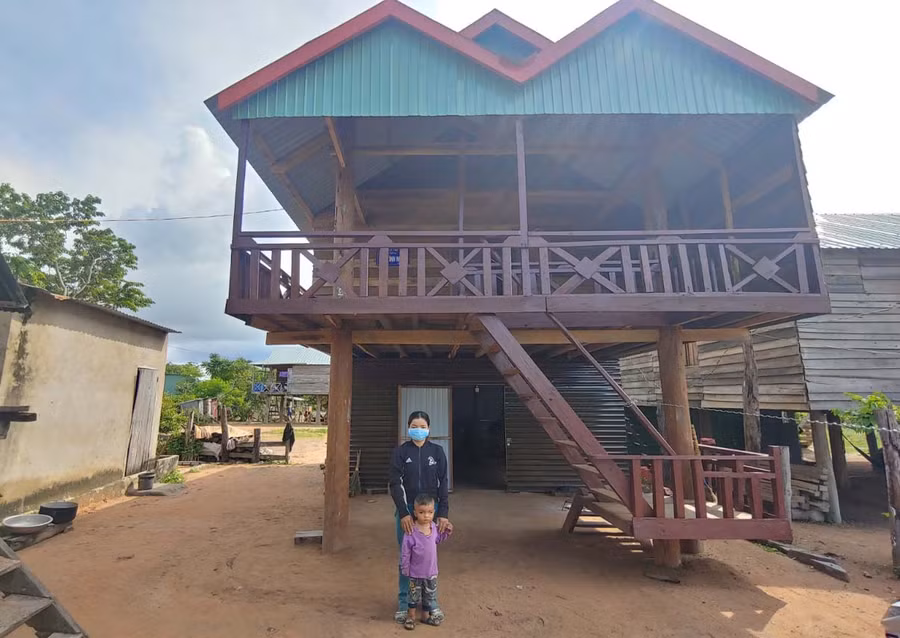 Gia đình chị Kpă H’Máo (Voòng Boong, xã Chư Răng, huyện Ia Pa) được hỗ trợ xây nhà mới rộng rãi, khang trang. Ảnh: R’Ô HOK