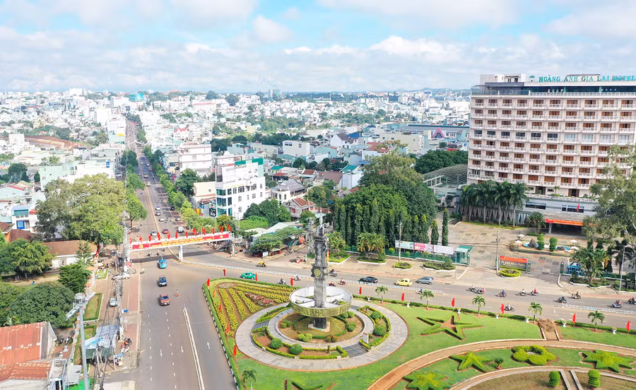 Dù chịu ảnh hưởng của dịch Covid-19 nhưng kinh tế-xã hội TP. Pleiku vẫn duy trì, phát triển ổn định. Ảnh: Quang Tấn Dù chịu ảnh hưởng của dịch Covid-19 nhưng kinh tế-xã hội thành phố vẫn duy trì, phát triển ổn định. Ảnh: Quang Tấn