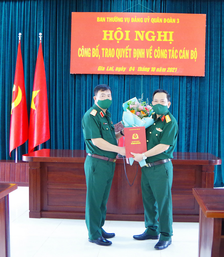 Đại tá Đỗ Đức Dũng (bìa phải) nhận quyết định bổ nhiệm giữ chức Chủ nhiệm Chính trị Quân đoàn 3. Ảnh: Vĩnh Hoàng  Thiếu tướng Nguyễn Anh Tuấn Tư lệnh Quân đoàn trao quyết định bổ nhiệm Đại tá Đỗ Đức Dũng giữ chức Chủ nhiệm Chính trị Quân đoàn. Ảnh: Vĩnh Hoàng