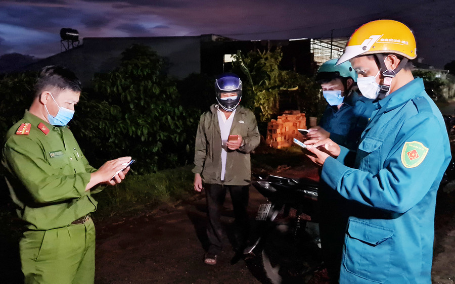 Lực lượng chức năng phường tập trung truy vết các trường hợp F1, F2 liên quan tại tổ 7 (phường Thắng Lợi, TP. Pleiku) vào tối 28-9. Ảnh: Bá Bính Lực lượng chức năng phường tập trung truy vết các trường hợp F1, F2 liên quan tại tổ 7 (phường Thắng Lợi, TP. Pleiku) vào tối 28-9. Ảnh: Bá Bính