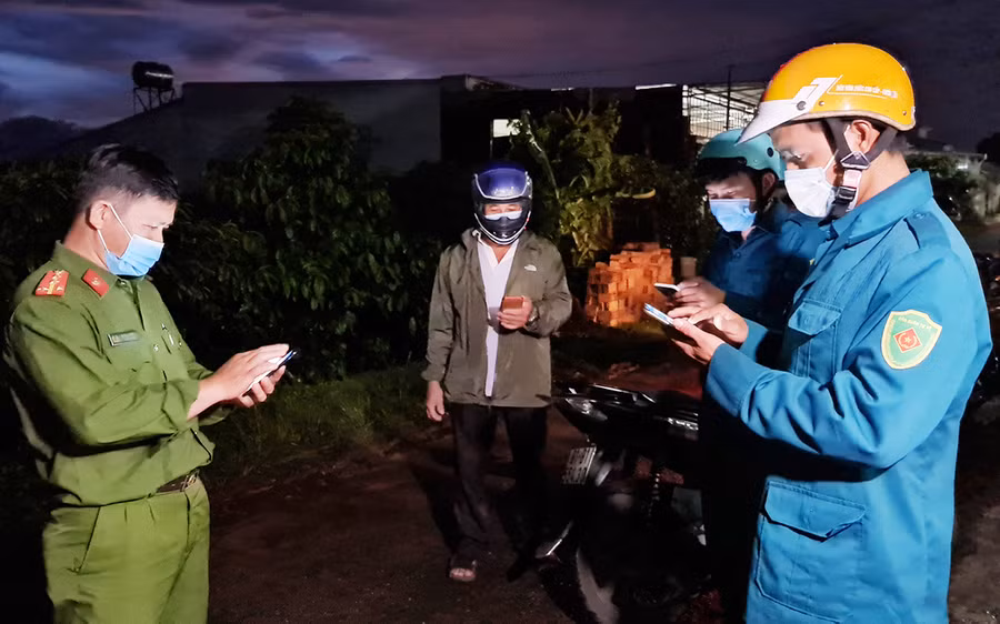 Lực lượng chức năng phường tập trung truy vết các trường hợp F1, F2 liên quan tại tổ 7 (phường Thắng Lợi, TP. Pleiku) vào tối 28-9. Ảnh: Bá Bính