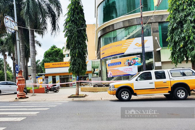 Bưu điện Trung tâm thành phố Buôn Ma Thuột được phong tỏa tạm thời hôm 21/10. Ảnh: Duy Hậu.
