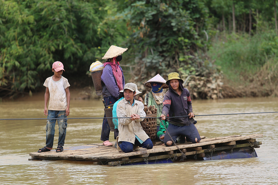  Người dân làng Hde (xã Đak Tơ Ve, huyện Chư Păh) liều lĩnh vượt suối trên chiếc bè chòng chành. Ảnh: Lê Văn Ngọc