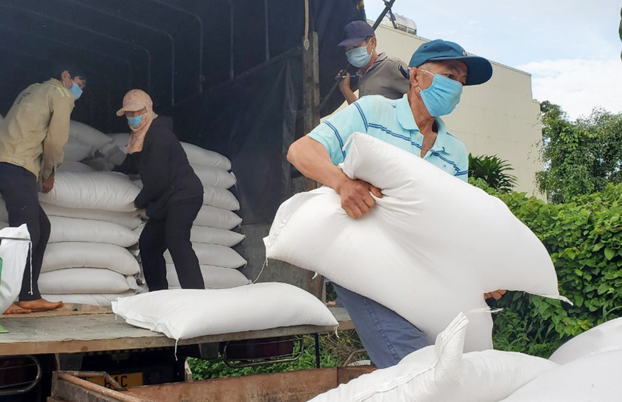 Đội ngũ nhân công chuyển gạo từ xe của Cục Dự trữ Nhà nước khu vực Bắc Tây Nguyên sang xe trung chuyển, đưa gạo về các xã, thị trấn. Ảnh: Sơn Ca Xe chở gạo Cục Dự trữ Nhà nước khu vực Bắc Tây Nguyên đang bốc dỡ gạo sang xe trung chuyển, đưa gạo về các xã, thị trấn. Ảnh: Sơn Ca