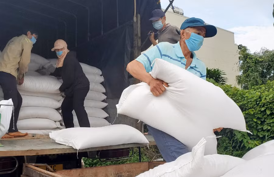 Đội ngũ nhân công chuyển gạo từ xe của Cục Dự trữ Nhà nước khu vực Bắc Tây Nguyên sang xe trung chuyển, đưa gạo về các xã, thị trấn. Ảnh: Sơn Ca Xe chở gạo Cục Dự trữ Nhà nước khu vực Bắc Tây Nguyên đang bốc dỡ gạo sang xe trung chuyển, đưa gạo về các xã, thị trấn. Ảnh: Sơn Ca