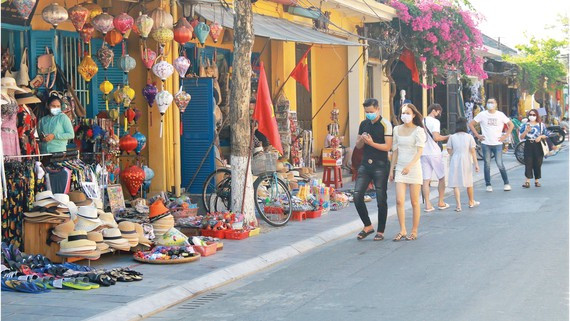 Du lịch tại TP Hội An (tỉnh Quảng Nam) có tín hiệu khởi sắc trở lại khi đã có khách du lịch vào cuối tuần. Ảnh: Nguyễn Cường Du lịch tại TP Hội An (tỉnh Quảng Nam) có tín hiệu khởi sắc trở lại khi đã có khách du lịch vào cuối tuần. Ảnh: Nguyễn Cường