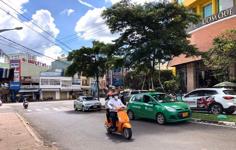 Dịch vụ xe taxi đã hoạt động trở lại tuy nhiên doanh số đạt rất thấp. Ảnh: Hải Lê