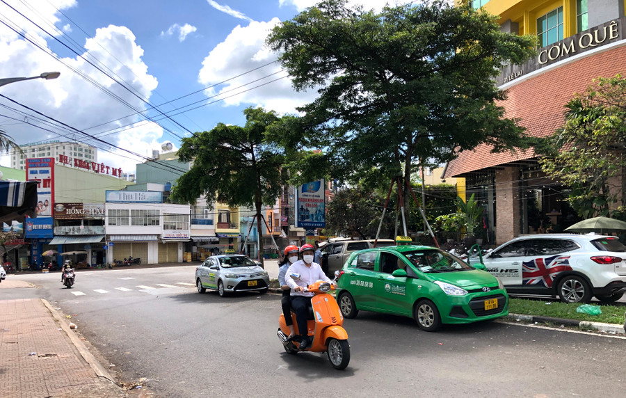 Dịch vụ xe taxi đã hoạt động trở lại tuy nhiên doanh số đạt rất thấp. Ảnh: Hải Lê