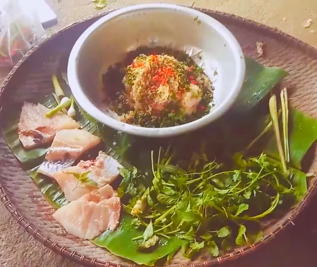 Nghe tên gỏi kiến vàng thì hơi độc dị, nhưng khi ăn thì vô cùng thơm ngon, bổ dưỡng, hương vị khó quên.