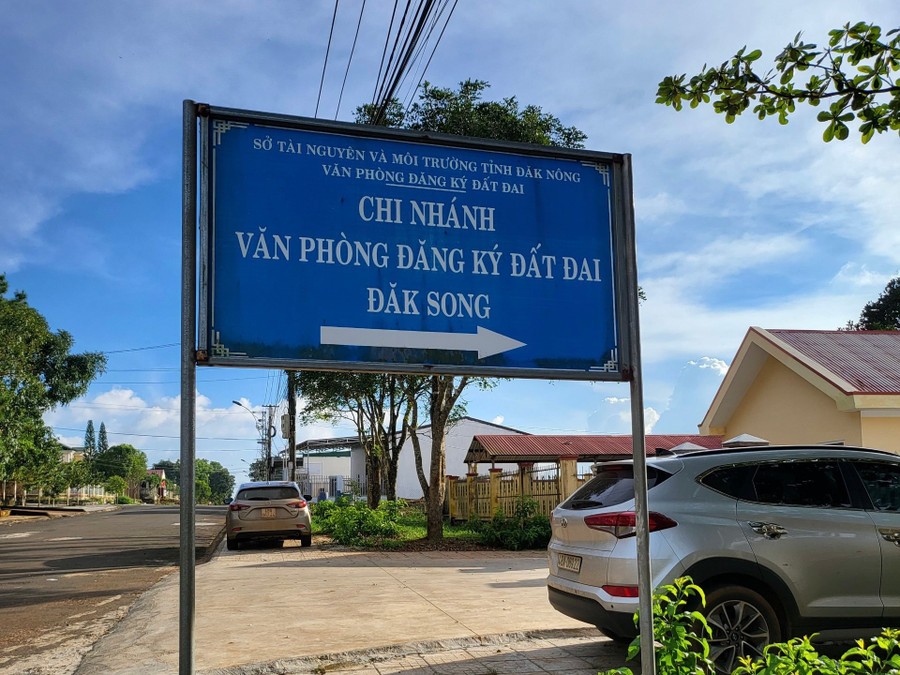 Bị can Cù Văn Soạn - nhân viên của Chi nhánh Văn phòng đăng ký đất đai huyện Đắk Song, bị truy tố về các tội "Lừa đảo chiếm đoạt tài sản", "Giả mạo trong công tác" và "Thiếu trách nhiệm gây hậu quả nghiêm trọng". Ảnh: N.G Bị can Cù Văn Soạn - nhân viên của Chi nhánh Văn phòng đăng ký đất đai huyện Đắk Song, bị truy tố về các tội