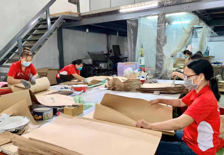 Người lao động tại Công ty cổ phần Trường Xuân (TP. Pleiku) sớm nhận được tiền hỗ trợ theo Nghị quyết số 116/NQ-CP. Ảnh: Như Nguyện