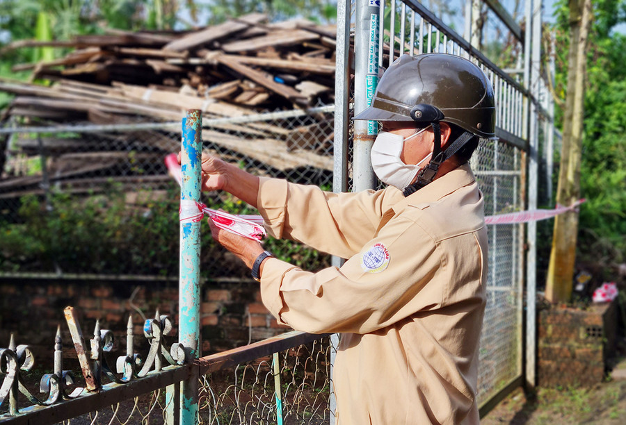 Lực lượng chức năng phường Yên Đổ tạm thời phong tỏa nhà ca nhiễm mới tại hẻm 218 Trần Quý Cáp (thôn Pleiku Roh, phường Yên Đổ, TP. Pleiku). Ảnh: Bá Bính