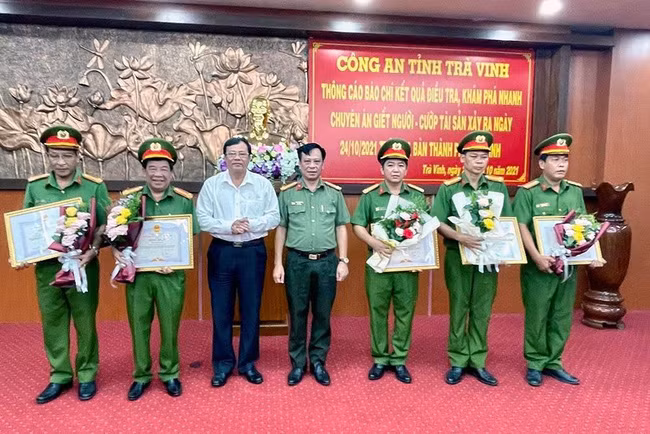  Lãnh đạo tỉnh Trà Vinh và Giám đốc Công an tỉnh trao bằng khen và tặng hoa cho các cá nhân có thành tích xuất sắc trong điều tra khám phá án. (Ảnh: C.A)