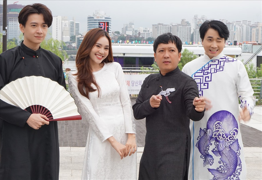 Dàn nghệ sĩ: Thuý Ngân, Lan Ngọc... xúng xính áo dài tại Hàn Quốc. Ảnh: NSX 