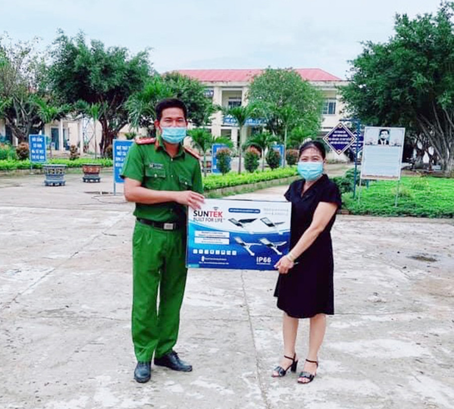 Đại diện Công an xã Ia Hiao (huyện Phú Thiện) tặng thiết bị điện chiếu sáng cho Trường Tiểu học Trần Phú. Ảnh: Lương Minh  Đại diện Công an xã Ia Hiao trao tặng thiết bị điện chiếu sáng cho Trường TH Trần Phú. Ảnh: Lương Minh