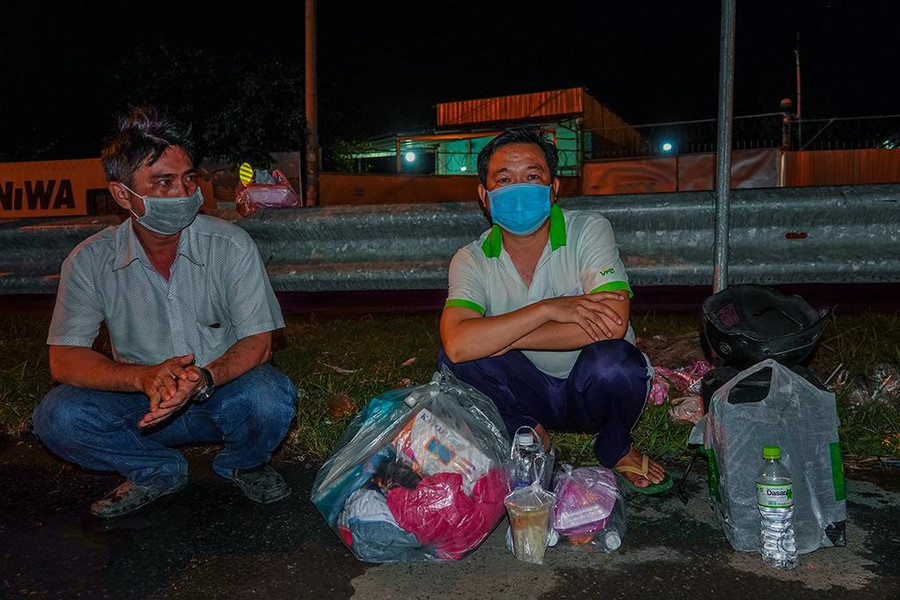 Ông Kiên (bên trái) và anh Tuấn trên hành trình về quê. Ảnh: Duy Tân Ông Kiên (bên trái) và anh Tuấn trên hành trình về quê. Ảnh: Duy Tân