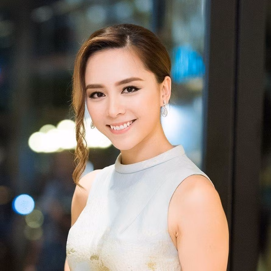 Dương Trương Thiên Lý từng gây chú ý khi đoạt giải Á hậu 2 cuộc thi Hoa hậu Hoàn vũ Việt Nam 2008. Người đẹp chiếm thiện cảm của công chúng bởi gương mặt thanh tú cùng thần thái rạng rỡ. Sau khi đăng quang năm 19 tuổi, cô quyết định trở lại Mỹ để hoàn thành việc học. Ảnh: TL