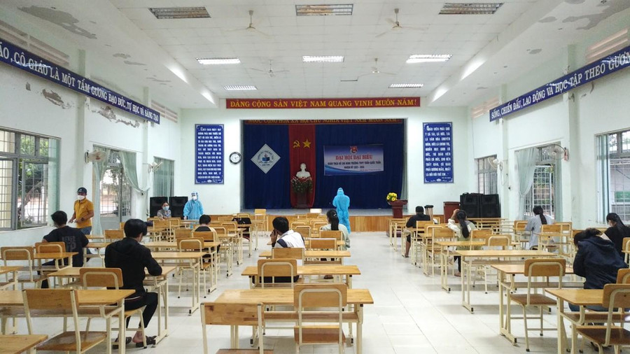 Cơ quan chức năng lẫy mẫu những người tiếp xúc gần với ca F0. Ảnh: CTV