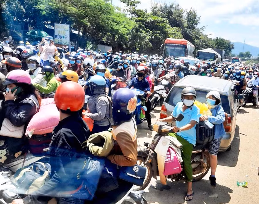 Biển người từ TP. Hồ Chí Minh, Bình Dương... đổ về qua chốt Kiểm soát phòng-chống dịch Covid-19 khu vực Cầu 110 vào sáng ngày 4-10. Ảnh: Lê Hòa