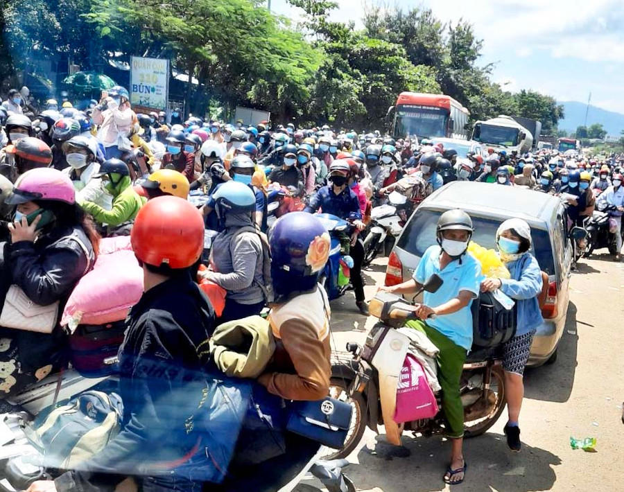Biển người từ TP. Hồ Chí Minh, Bình Dương... đổ về qua chốt Kiểm soát phòng-chống dịch Covid-19 khu vực Cầu 110 vào sáng ngày 4-10. Ảnh: Lê Hòa