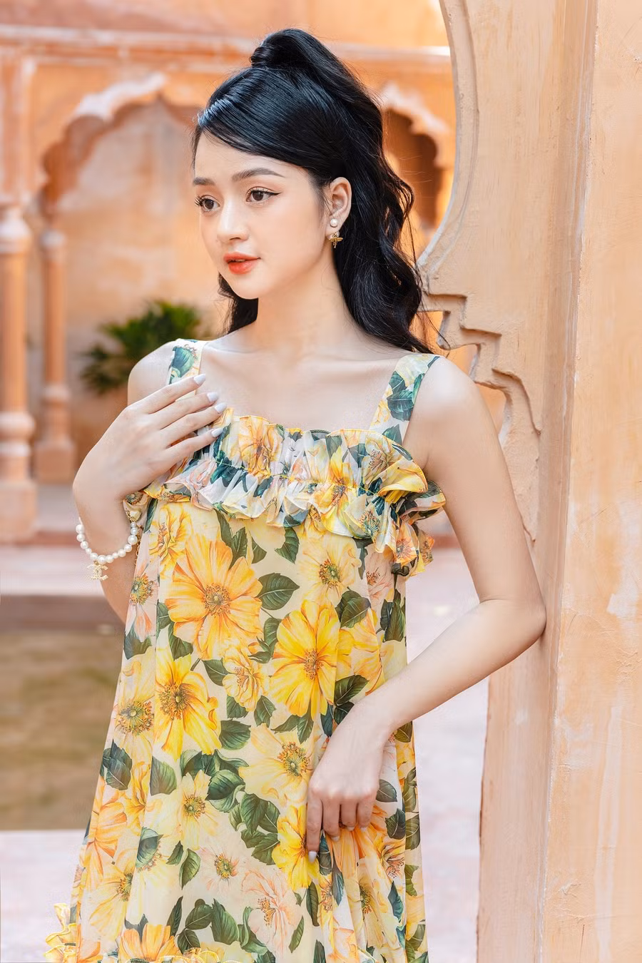 Váy hoa hai dây mang đến cho bạn vẻ ngoài thật trẻ trung, rạng rỡ và cũng không thể quên nói đến vẻ sexy vốn có của những chiếc váy hai dây: tinh tế, nữ tính.