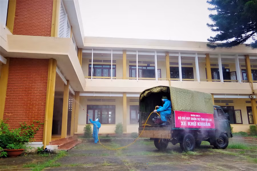 Cán bộ, chiến sĩ Bộ Chỉ huy Quân sự tỉnh tiến hành phun thuốc khử khuẩn để kích hoạt khu cách ly tập trung Trường THPT Dân tộc nội trú tỉnh Gia Lai. Ảnh: Huy Bắc