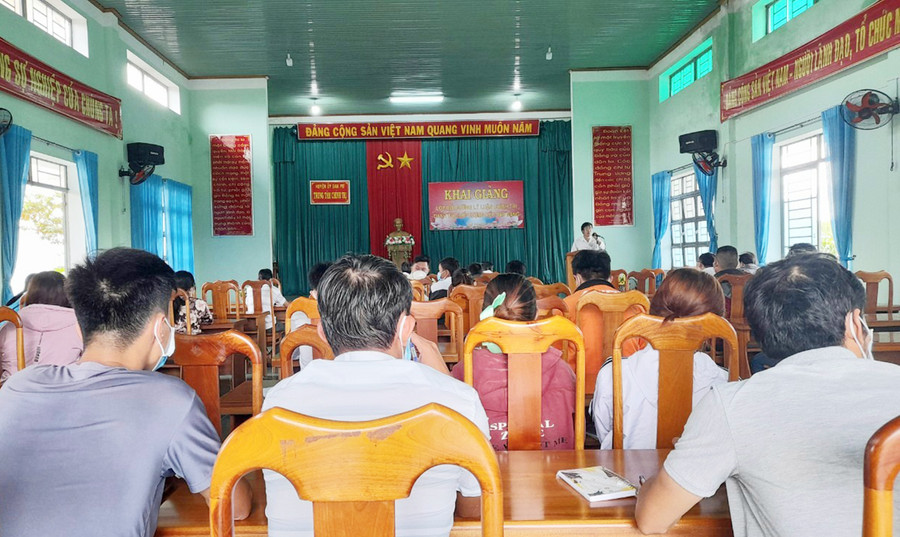  Quang cảnh buổi khai mạc Lớp bồi dưỡng lý luận chính trị dành cho đối tượng kết nạp Đảng. Ảnh: Tuyết Mai