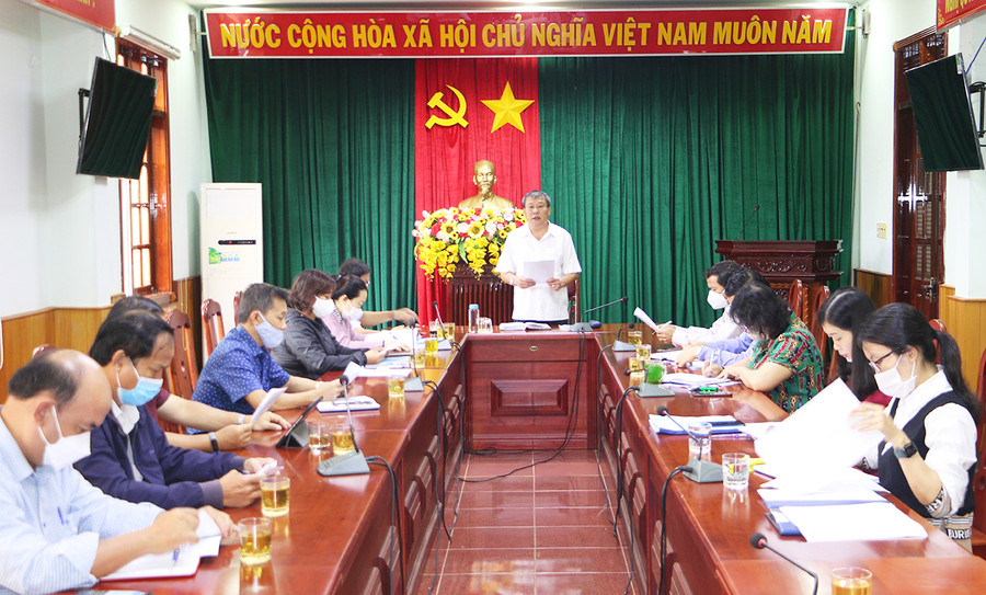 Đoàn công tác của Ban Pháp chế HĐND tỉnh họp tổng kết đợt giám sát. Ảnh: Quang Tấn Đoàn giám sát họp tổng kết đợt giám sát. Ảnh: Quang Tấn