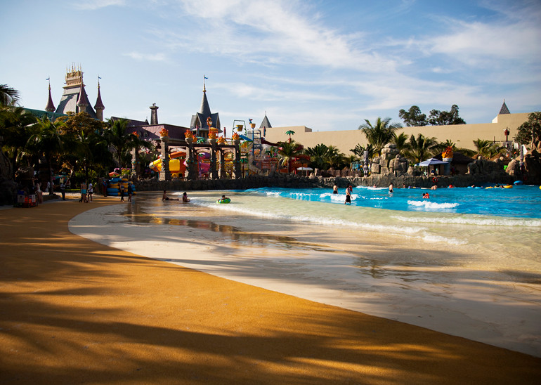 Bãi biển nhân tạo tại VinWonder Phú Quốc hấp dẫn du khách. Bãi biển nhân tạo tại VinWonder Phú Quốc hấp dẫn du khách