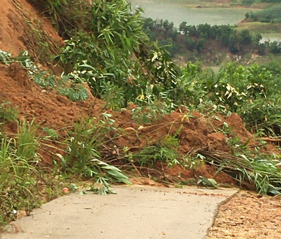 Sạt lở đường vào thủy điện Đăkđrinh, Quảng Ngãi. Ảnh: Hải Phong