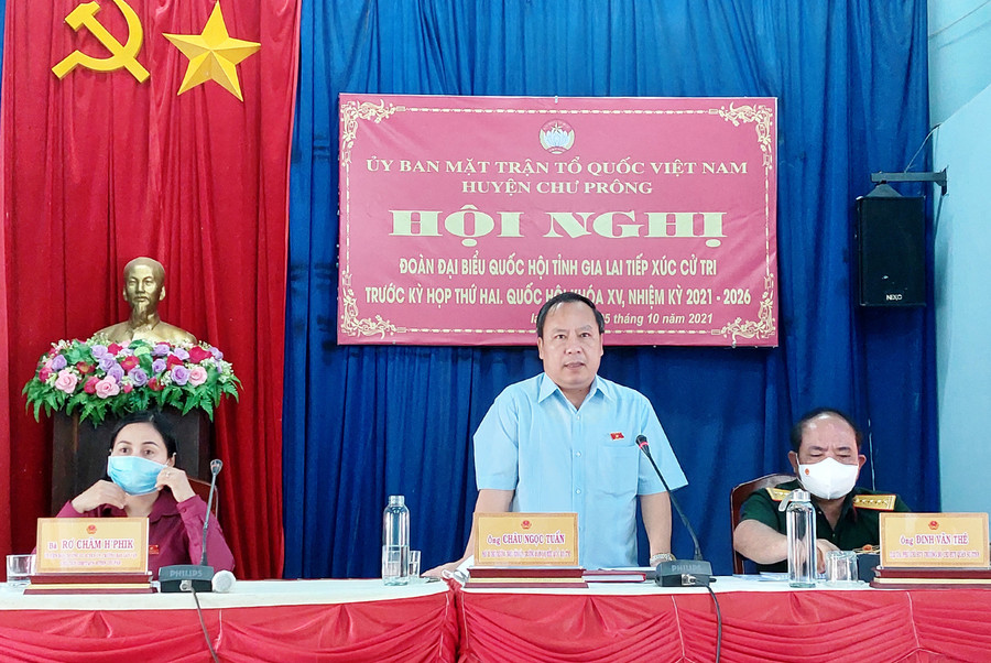 Trưởng đoàn Đại biểu Quốc hội tỉnh Châu Ngọc Tuấn phát biểu tại buổi tiếp xúc cử tri huyện Chư Prông. Ảnh: Vĩnh Hoàng Trưởng đoàn Đại biểu Quốc hội phát biểu tại buổi tiếp xúc. Ảnh: Vĩnh Hoàng