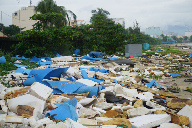 Gỗ, xốp và các vật dụng gãy, vỡ từ 2 con tàu này bị sóng tấp sát vào bờ biển. Ảnh: D.B
