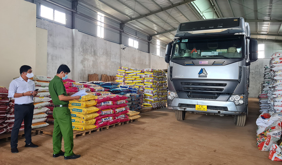 Lực lượng chức năng xã Tân Sơn (TP. Pleiku) kiểm tra giấy tờ phương tiện vi phạm. Ảnh: Bá Bính  Lực lượng chức năng xã Tân Sơn, TP. Pleiku kiểm tra giấy tờ phương tiện vi phạm. Ảnh: Bá Bính