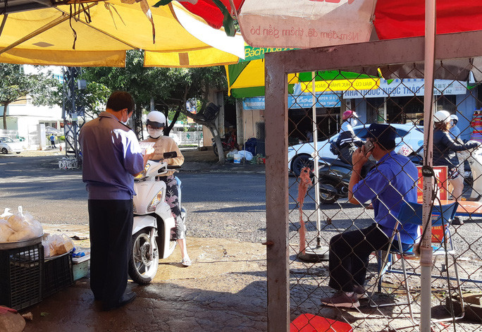 Kiểm tra giấy xét nghiệm âm tính với SARS-CoV-2 của 1 người đi chợ