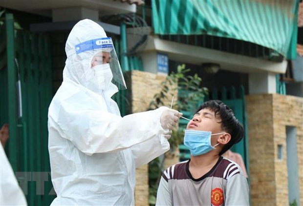 Lực lương y tế lấy mẫu xét nghiệm cho người dân thành phố Buôn Ma Thuột. (Ảnh: Tuấn Anh/TTXVN) Lực lương y tế lấy mẫu xét nghiệm cho người dân thành phố Buôn Ma Thuột. (Ảnh: Tuấn Anh/TTXVN)