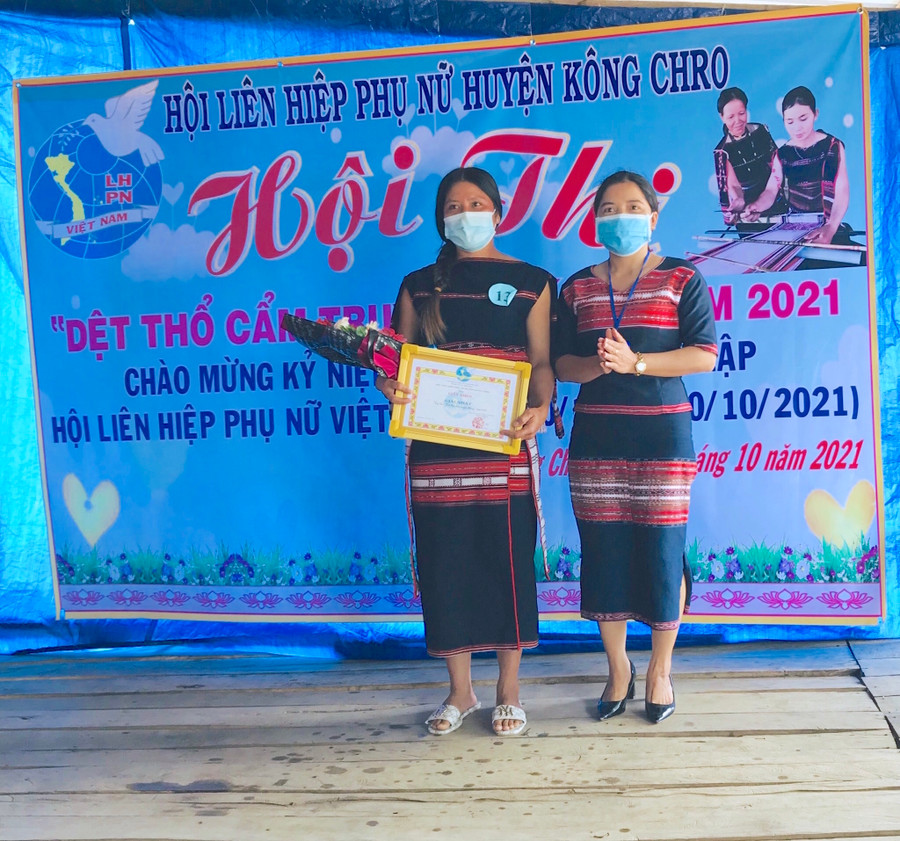 Chị Đinh Thị Kách (tổ dân phố Plei Nghe, thị trấn Kông Chro) xuất sắc đạt giải nhất tại Hội thi Dệt thổ cẩm truyền thống năm 2021. Ảnh: Mộc Trà