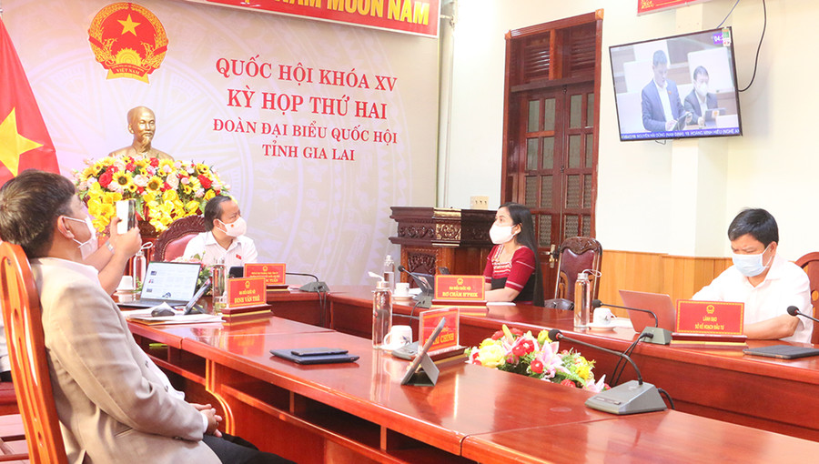 Đoàn đại biểu Quốc hội tỉnh Gia Lai theo dõi nội dung góp ý của đại biểu Đinh Ngọc Quý-Ủy viên Thường trực Ủy ban Xã hội của Quốc hội tại Hội trường Diên Hồng. Ảnh: Quang Tấn Đại biểu Quốc hội tỉnh Gia Lai Đinh Ngọc Quý-Ủy viên Thường trực Ủy ban Xã hội của Quốc hội tham gia góp ý tại Hội trường Diên Hồng. Ảnh: Quang Tấn